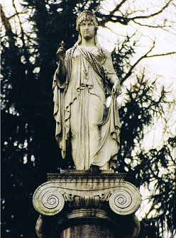 Statue der Spes &uuml;ber der Grabst&auml;tte der Humboldts in Tegel (Foto: Archiv Kneffel)