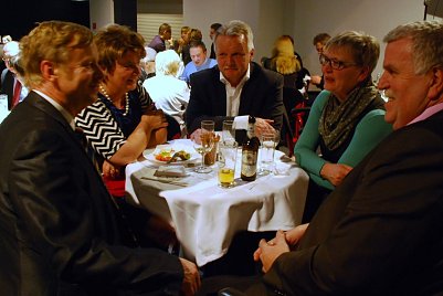 Gastgeber Eduard Jantos im Gespr&auml;ch mit Romonta-Gesch&auml;ftsf&uuml;hrer Uwe Stieberitz und dem B&uuml;rgermeister der Gemeinde Seegebiet Mansfelder Land, J&uuml;rgen Ludwig (v. l.), und dessen Ehefrauen. (Foto: Jochen Miche)