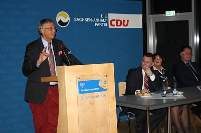 Souver&auml;ner Redner in Sangerhausen: Wolfgang Bosbach. Ihm zur Seite standen - bzw. sa&szlig;en - CDU-Landtagsabgeordneter Andr&eacute; Schr&ouml;der, CDU-Bundestagsabgeordnete Uda Heller und der CDU-Kreisvorsitzende und B&uuml;rgermeister von Hettstedt, Danny Kavalier. (Foto: Privat)