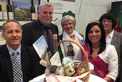 Gruppenbild mit K&ouml;nigin: So viel Zeit - und vor allem Platz - muss selbst im gr&ouml;&szlig;ten Gedr&auml;nge sein. Im Bild v. l.: Marc Lange, J&uuml;rgen Ludwig, Jutta Fischer, Kristin Behler und Dr. Angelika Klein. (Foto: Cathleen Scheiner)