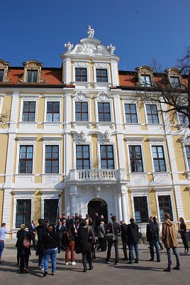 Wo sind sie nur? Zum Gruppenfoto hat sich die AfD-Fraktion vor dem Landtag in Magdeburg aufgebaut. Das Medieninteresse ist gro&szlig;. Auch ausl&auml;ndische Radio- und Fernsehsender hatten Fragen an die AfD-Mitglieder des Landtages. (Foto: Jochen Miche)