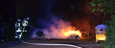 Mit voller Montur inklusive Atemschutzger&auml;t gingen die Feuerwehrleute gegen den Brand vor. Dieses Foto entstand um 23.41 Uhr. Das Feuer war da bereits fast gel&ouml;scht. (Foto: Jochen Miche)