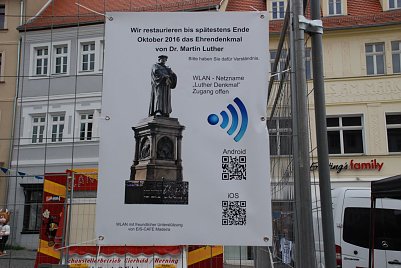 Am Bauzaun informieren Tafeln, wie man zu den angebotenen Informationen kommt. (Foto: Jochen Miche)