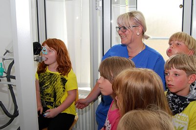 Beim Atemtest ben&ouml;tigten die Kleinen viel Puste, um eine Kerze am Bildschirm auszublasen. Da half mancher aus dem Hintergrund mit beim Pusten... (Foto: Gabriele Lakomy)