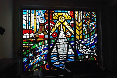 Dieses alte Bleiglasfenster erinnert an die Nutzung des Landtagsgeb&auml;udes vor 1990 als Ingenieurschule f&uuml;r Wassertechnik. (Foto: Privat)