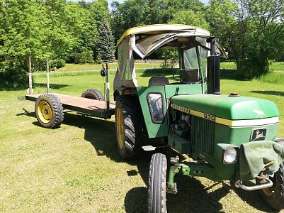 John Derre 830 mit Anh&auml;nger  (Foto: )