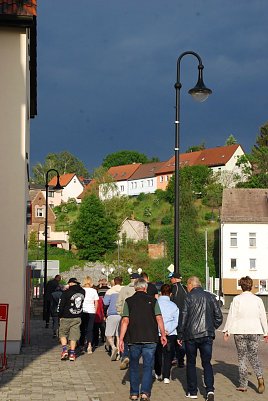 Die Spazierg&auml;nger weichen trotz drohender Finsternis nicht von ihrem Weg ab. (Foto: J. Miche)