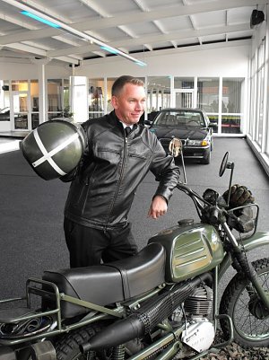 Autonarr Oliver W&ouml;nnmann mit seinem Motorrad (Foto: Angelo Glashagel)