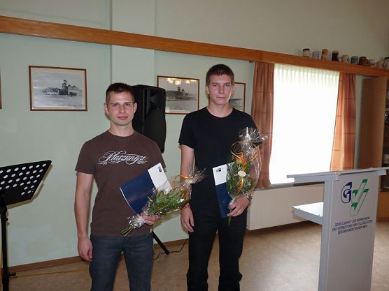 Zeugnisse übergeben (Foto: Karl-Heinz Herrmann) Zeugnisse übergeben (Foto: Karl-Heinz Herrmann)