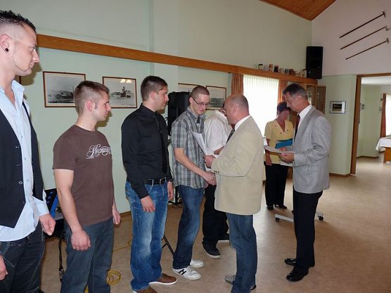 Zeugnisse übergeben (Foto: Karl-Heinz Herrmann) Zeugnisse übergeben (Foto: Karl-Heinz Herrmann)