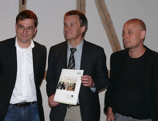 Übergeben (Foto: privat) Übergeben (Foto: privat)