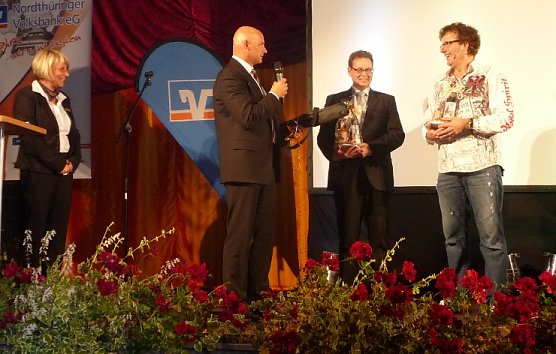 Dankesch&ouml;n f&uuml;r einen unterhaltsamen Abend (Foto: nnz)