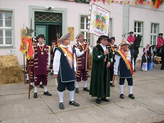 Umzug der Hausmänner (Foto: Karl-Heinz Herrmann) Umzug der Hausmänner (Foto: Karl-Heinz Herrmann)