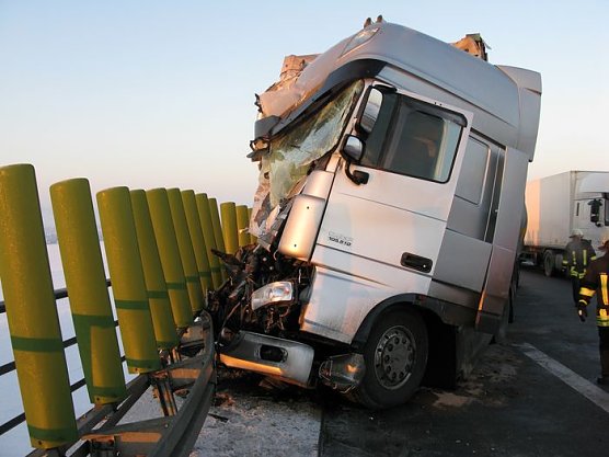 Crash auf Autobahn (Foto: pol)