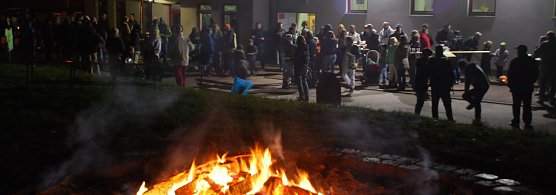 Das Feuer war am Abklingen, die Partyg&auml;ste zogen sich langsam dorthin zur&uuml;ck, wo die Musik spielte.  (Foto: Jochen Miche)