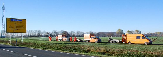 Ackerfahrzeuge. Die Letzten im alten und die Ersten im neuen Jahr, die auf dem Feld zu tun haben, sind die M&auml;nner der Stra&szlig;enmeisterei, welche die Schneez&auml;une setzen. (Foto: Jochen Miche)