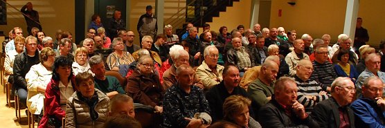 Zahlreiche B&uuml;rger besuchten die kurzfristig einberufene &ouml;ffentliche Sitzung des Abwasserzweckbverbandes Lutherstadt Eisleben - S&uuml;&szlig;er See im Helbraer Sonnensaal. Einen Ansturm wie die Informationsveranstaltungen des AZV in der j&uuml;ngsten Zeit erlebte diese Beratung nicht. Daf&uuml;r allerdings k&ouml;nnte von dem Ergebnis der gestrigen Beschl&uuml;sse einiges f&uuml;r viele Grundst&uuml;cksbesitzer abh&auml;ngen. (Foto: Jochen Miche)