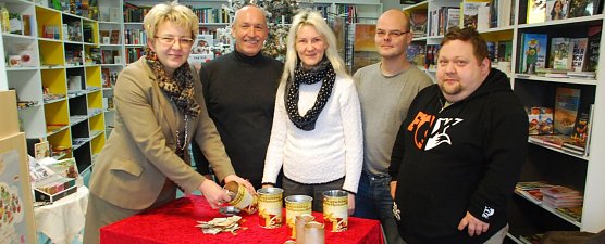 Das Geheimnis der Spendendosen wurde mit freundlicher Unterst&uuml;tzung der Rechtsanw&auml;ltin Andrea Hoffmann (links) in der Buchhandlung "Die B&uuml;cherfee" gel&uuml;ftet. Weiter im Bild (v. l.): Steffen Geilert, Sylvia Geilert, Andr&eacute; Kosig und Mario Brettschneider. (Foto: Jochen Miche)