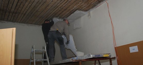 Nicht alles kam nach unten. Was noch an der Decke h&auml;ngt, wird entfernt.  (Foto: Jochen Miche)