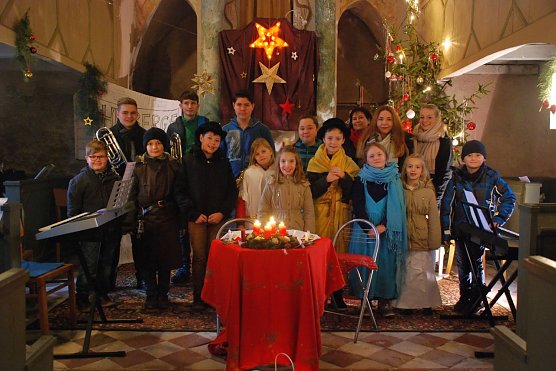 16 Kinder und Jugendliche gestalteten unter Leitung von Renate R&uuml;diger das Krippenspiel in ihrer Kirche in Lengefeld. (Foto: Jochen Miche)