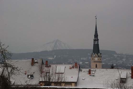 Seit heute Morgen verzuckert: die Schachthalde in Sangerhausen. (Foto: Jochen Miche)