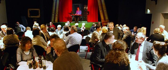 In gem&uuml;tlicher Atmosph&auml;re tauschten sich die Besucher des Eisleber Theaters &uuml;ber das gezeigte St&uuml;ck "Der Geizhals" im Speziellen und das Leben im Allgemeinen aus. (Foto: Jochen Miche)