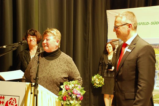 Eva-Maria Kotzur bedankt sich f&uuml;r die Laudatio, die der Leiter der Sparkasse Mansfeld-S&uuml;dharz, Hans Ulrich Weiss, auf sie gehalten hat. (Foto: Jochen Miche)