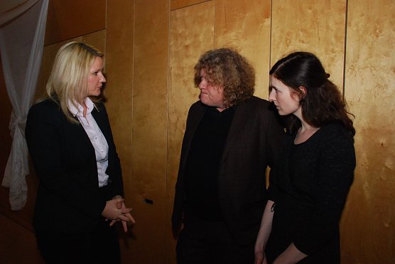 Wollen eine gute Zukunft f&uuml;r das Mansfeld-Museum Hettstedt absichern: Kurator Ralf W&uuml;rth und Veronika Mayer aus M&uuml;nchen, hier im Gespr&auml;ch mit Hettstedts Bauamtsleiterin Susanne L&ouml;bus (links). (Foto: Jochen Miche)