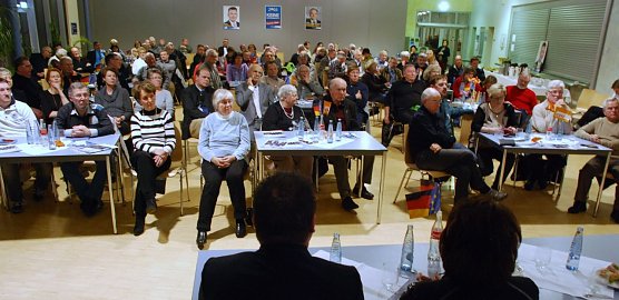 Wolfgang Bosbach und sein Gastgeber, Andr&eacute; Schr&ouml;der, sprachen und diskutierten im CJD Sangerhausen unter anderem zum Thema Fl&uuml;chtlingspolitik und innere Sicherheit. Ein interessiertes Publikum lauschte. (Foto: Jochen Miche)