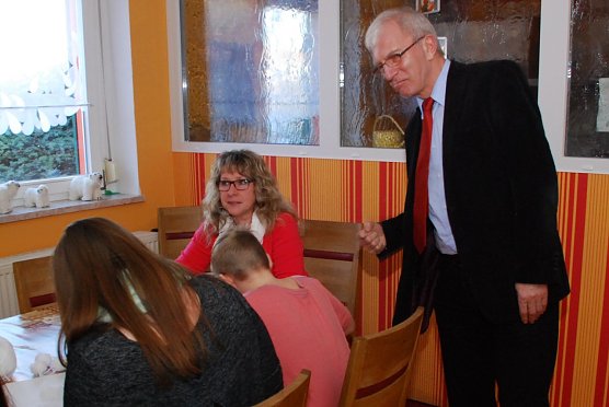 Minister Bischoff will nicht st&ouml;ren, nur kurz schauen. Bei den Hausaufgaben erhalten die jungen Bewohner in diesem Fall Hilfe durch Erzieherin Heike Tokarski. (Foto: Jochen Miche)