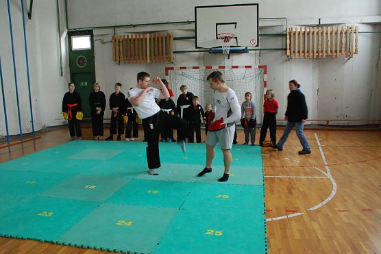 Heute war nur eingeschr&auml;nktes Training auf der alten Matte mit den Kindern m&ouml;glich. Im Bild: Marvin und Tobias zeigen eine Fu&szlig;technik. (Foto: Jochen Miche)