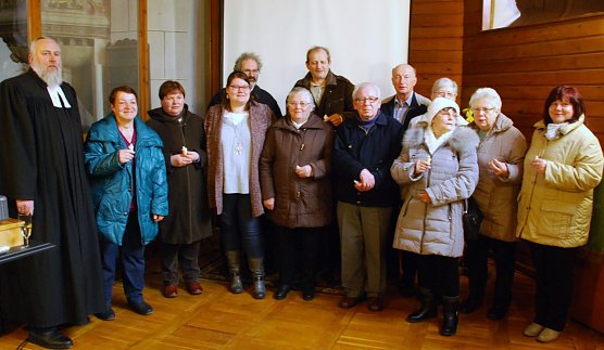 Sie wirken vielfach wie Engel, die lautlos und mit Hingabe Gutes tun. Daf&uuml;r bekamen diese Ehrenamtlichen in diesem Jahr einen kleinen Engel aus Ton geschenkt. Links im Bild: Pfarrer Sebastian Bartsch. (Foto: Jochen Miche)