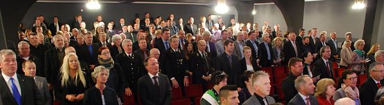 Nur wenige Pl&auml;tze blieben frei zum Neujahrsempfang im Eisleber Theater. Im Bild: Das Singen der "Bergbau-Nationalhymne", des Steigerliedes, erfolgt respektvoll im Stehen. (Foto: Jochen Miche)
