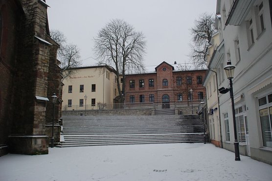 Morgen gehen auch die Sch&uuml;lerinnen und Sch&uuml;ler der Grundschule "Am Markt" in Hettstedt in die Winterferien. Doch mit Winter - wie am 4. Januar dieses Jahres, als diese Aufnahme entstand - wird es zun&auml;chst nichts. Aber Geduld: Am Wochenende soll es wieder schneien - die Hoffnung bleibt, dass es nicht nur auf dem Brocken wei&szlig; wird. (Foto: Jochen Miche)