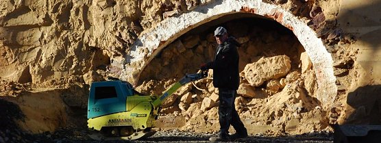 Stra&szlig;enbau in einem W&uuml;stengebiet? Nein, Bodenverdichtung auf einem Hinterhof des Hettstedter Freimarktes. (Foto: Jochen Miche)
