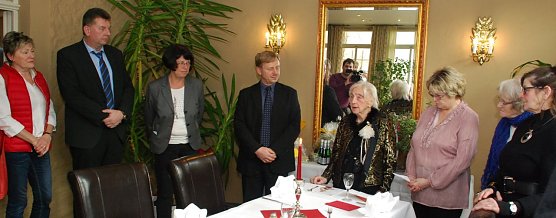 Im Wintergarten des Eisleber Hotels "Graf von Mansfeld" stie&szlig; Gisela Weser heute mit ihren G&auml;sten auf ihren 95. Geburtstag an. (Foto: Jochen Miche)