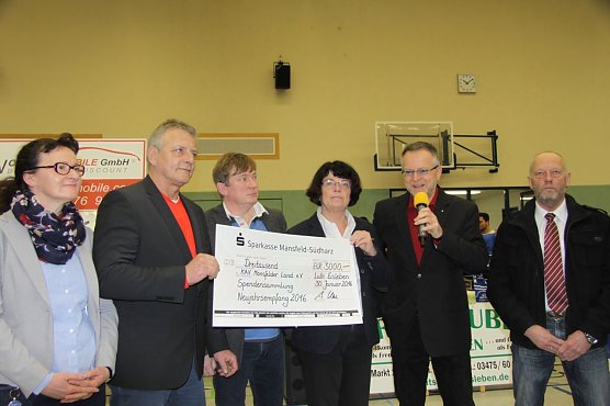 &Uuml;bergabe des symbolischen Spendenschecks &uuml;ber 3.000 Euro an den Pr&auml;sidenten des KAV, Lutz Haring (2. v. l.), durch Landr&auml;tin Dr. Angelika Klein (4. v. l.) und Sparkassenchef Hans Ulrich Weiss (2. v. r.). (Foto: Privat)