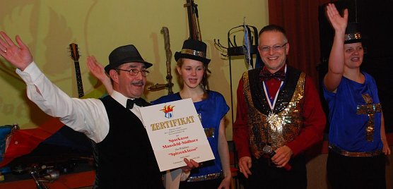 Ein dreifaches "Islebia Helau!" galt heute Abend der Sparkasse Mansfeld-S&uuml;dharz und ihrem Vorstandschef Hans Ulrich Weiss (2. v. r.). Das &ouml;ffentlich-rechtliche Geldinstitut f&ouml;rdert mit einer stolzen Spende die Kinder- und Jugendarbeit des 1. Eisleber Carnevalsvereins. (Foto: Jochen Miche)