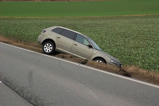 Schaden am Pkw, aber keine k&ouml;rperlichen Verletzungen trug der Fahrer dieses Audi davon, nachdem er im Zuge eines &Uuml;berholman&ouml;vers gebremst und seinen Wagen in Richtung Randstreifen gelenkt hatte. Dabei verriss er. (Foto: Jochen Miche)