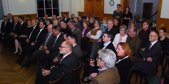 Ein f&uuml;r die wirtschaftliche Entwicklung des Landkreises unerl&auml;ssliches Publikum sa&szlig; in der fr&uuml;heren Schalterhalle des Bahnhofes, darunter der Vorstandsvorsitzende der Sparkasse Mansfeld-S&uuml;dharz, Hans Ulrich Weiss (r.) und Landr&auml;tin Dr. Angelika Klein (vordere Reihe 3. von vorn). (Foto: Jochen Miche)