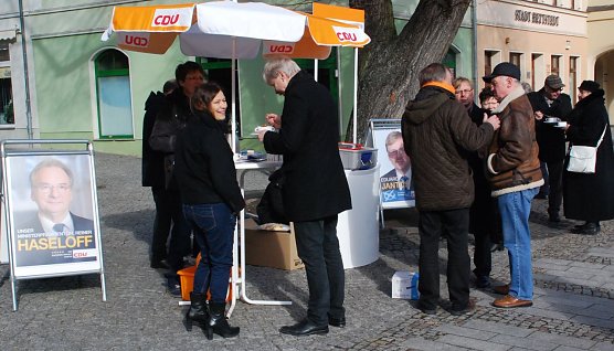 Ein Abschied ohne Tr&auml;nen oder, wenn doch, mit gut versteckten. Thomas Leimbach, der bei Wind und Wetter jeden Monat mindestens einmal mit seinem CDU-Info- und Gespr&auml;chsstand auf dem Hettstedter Markt zu finden war, hatte Schirm und Tisch heute zum letzten Mal aufgebaut. Er kandidiert nicht mehr als Landtagskandidat. (Foto: Jochen Miche)