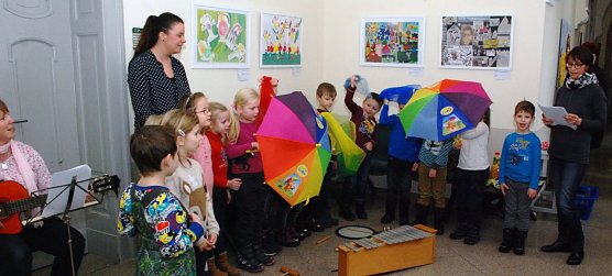 Sie malen mit Farben und sie singen von den Farben eines Regenbogens: M&auml;dchen und Jungen der Sangerh&auml;user Kindertagesst&auml;tte "Tausend-F&uuml;hler". (Foto: Jochen Miche)