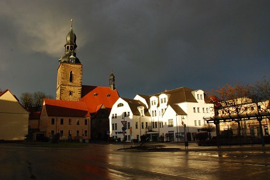 Die Hettstedter Jakobikirche vor regenwolkenverhangenem Himmel am 8. Februar dieses Jahres. Die Kirche und das Gemeindezentrum davor sind Zentrum zahlreicher Veranstaltungen. (Foto: Jochen Miche)