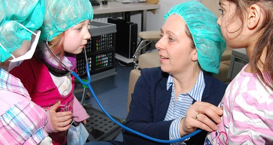 Eine der sch&ouml;nsten Ideen diese Jahres d&uuml;rfte die HELIOS Klinik Lutherstadt Eisleben mit der W&uuml;rdigung einer der wichtigsten Erfindungen der Medizingeschichte haben: der Entwicklung des Stethoskops vor genau 200 Jahren, im Jahr 1816 durch den Franzosen Ren&eacute; Th&eacute;ophile Hyacinthe La&euml;nnec. Er erkannte, dass man mit einer Papierrolle (sp&auml;ter H&ouml;rrohr) zwischen Patient und seinem Ohr besser h&ouml;rt.  (Foto: Gabriele Lakomy)