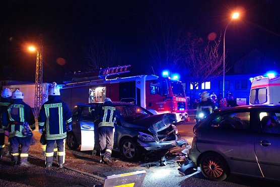 Die Unfallstelle in Eisleben, Rathenaustra&szlig;e, Zufahrt Bergmannsallee. Im Bild: der vorn demolierte Mercedes. (Foto: Jochen Miche)
