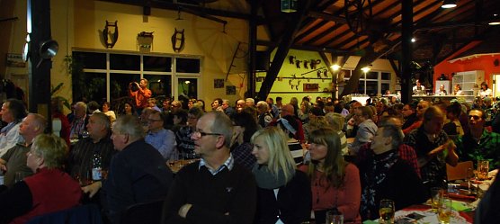 Ein aufmerksames Publikum folgte den kurzweiligen Informationen, die Moderatorin Petra Reichelt gab. (Foto: Jochen Miche)