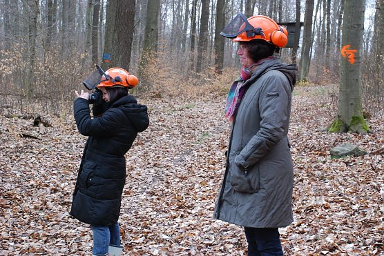 Kritische Beobachter: Pressechefin Michaela Heilek und Landr&auml;tin Dr. Angelika Klein. Dr. Klein bescheinigte sp&auml;ter dem Eigenbetrieb Rettungsdienst des Landkreises eine absolute fachliche (und logistische) Kompetenz. Und den Mitarbeitern des Landesforstbetriebes S&uuml;d dankte sie f&uuml;r die Kooperation bei der Vorbereitung und Durchf&uuml;hrung dieser &Uuml;bung. (Foto: Jochen Miche)