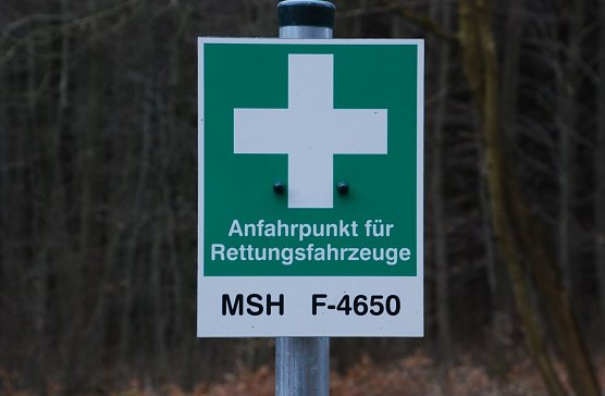 Diese Schilder k&ouml;nnen Leben retten. Denn sie stehen an Orten, wo Handyempfang, also ein Notruf m&ouml;glich ist. Und sie enthalten f&uuml;r die Rettungskr&auml;fte unverzichtbare Informationen, um den Verletzten aufzufinden. (Foto: Jochen Miche)