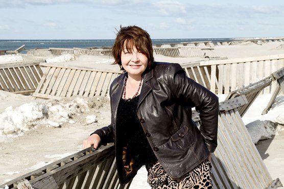 Anka Zink l&auml;dt mit Leben in vollen Z&uuml;gen zu einem kabarettistischen Reisebericht am 2. April, 19:30 Uhr, ins Eisleber Theater ein. (Foto: Linn Marx)