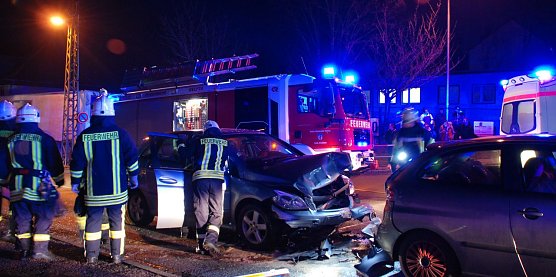 Krankenwagen, Polizei, Feuerwehr: Bei Verkehrsunf&auml;llen ist schnelle Hilfe unabdingbar, wie bei diesem Unfall in Eisleben am 1. M&auml;rz 2016. (Foto: Jochen Miche)